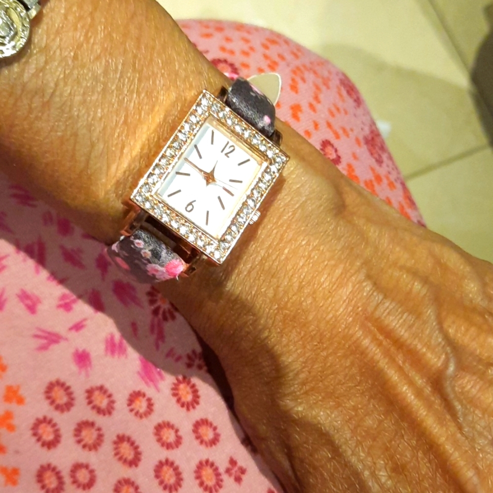 NWT ROSE 🌹 GOLD GORGEOUSLY FEMININE FLORAL💐 BLINGED OUT CRYSTALS WATCH